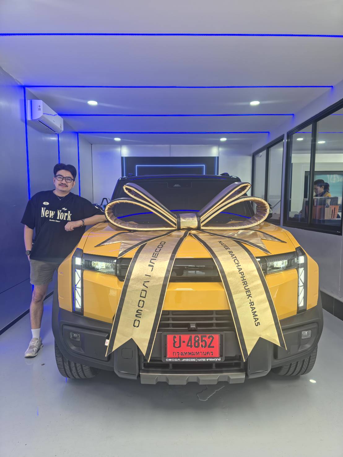 ภาพรถ JAECOO สีเหลืองในห้องส่งมอบรถ
